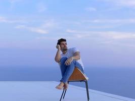 jeune homme détendu à la maison sur le balcon photo