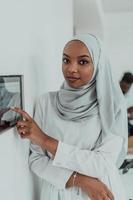 femme africaine utilisant un système de contrôle d'écran d'accueil intelligent photo