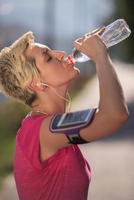 femme buvant de l'eau après avoir fait du jogging photo