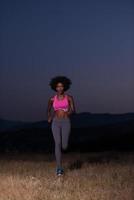 jeune femme afro-américaine faisant du jogging dans la nature photo