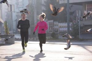 jeune couple faisant du jogging photo