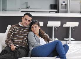 jeune couple détendu devant la télé à la maison photo