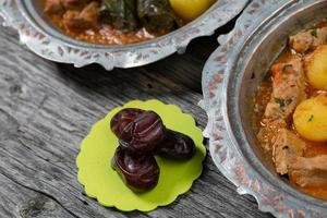 eid mubarak dîner iftar traditionnel du ramadan. assortiment de plats savoureux dans des plats rustiques authentiques sur fond de table en bois. photo