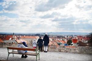 famille marchant au château historique de mikulov, moravie, république tchèque. vieille ville européenne. photo