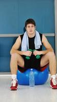 l'homme boit de l'eau à l'entraînement de fitness photo