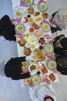 vue de dessus de la famille musulmane ayant l'iftar pendant le mois sacré du ramadan photo