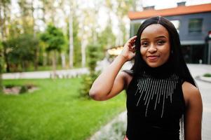 portrait en gros plan d'une femme afro-américaine à la mode. photo