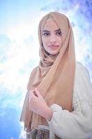 portrait de belle femme musulmane en robe à la mode photo