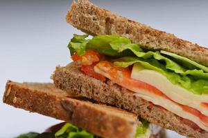 sandwich sur une surface blanche photo