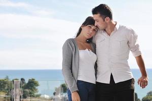 couple se reposant sur un balcon photo