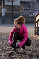 femme qui s'étire avant le jogging du matin photo