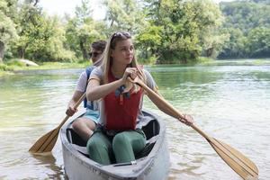 des amis font du canoë dans une rivière sauvage photo