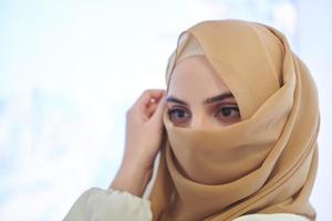 portrait de jeune fille avec le niqab sur le visage photo