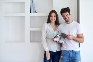 jeune couple détendu à la maison escalier photo