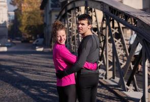 couple s'échauffant avant de faire du jogging photo