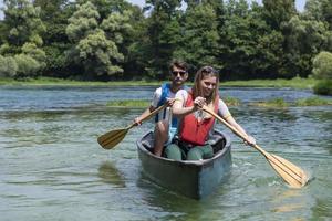 des amis font du canoë dans une rivière sauvage photo