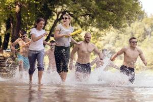 groupe d'amis heureux s'amusant sur la rivière photo