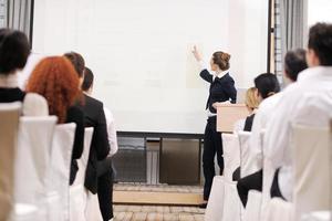 femme d'affaires donnant la présentation photo