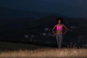 jeune femme afro-américaine faisant du jogging dans la nature photo