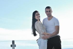 couple se reposant sur un balcon photo