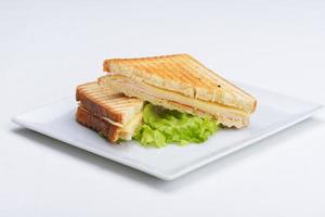 sandwich sur une surface blanche photo