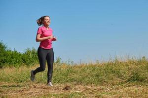 femme profitant d'un mode de vie sain en faisant du jogging photo
