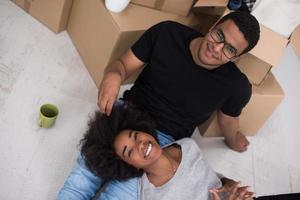 couple afro-américain se relaxant dans une nouvelle maison photo