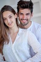 heureux jeune couple romantique s'amuser se détendre à la maison photo