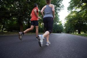 couple faisant du jogging à l'extérieur photo