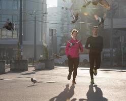 jeune couple faisant du jogging photo