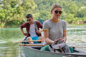 des amis font du canoë dans une rivière sauvage photo