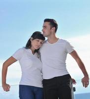 couple se reposant sur un balcon photo