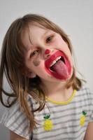 petite fille jouant avec le maquillage de maman photo