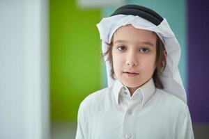 portrait de garçon arabe en vêtements traditionnels photo