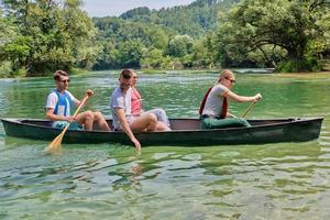 groupe d'amis explorateurs aventureux font du canoë dans une rivière sauvage photo