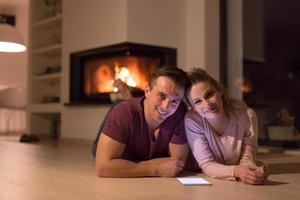 jeune couple utilisant une tablette numérique par une froide nuit d'hiver photo