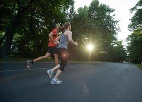 couple faisant du jogging à l'extérieur photo