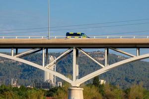 pont fluvial moderne, une prouesse technique sur laquelle des milliers de véhicules passent quotidiennement photo