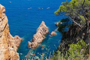 côte accidentée, côte méditerranéenne de la costa brava catalane, sant feliu de guixols photo