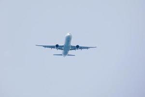 avions commerciaux volant sous un ciel bleu et arrivant à l'aéroport photo