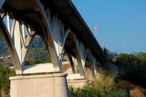 pont fluvial moderne, une prouesse technique sur laquelle des milliers de véhicules passent quotidiennement photo