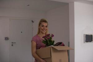 fille emménageant dans le nouvel appartement photo