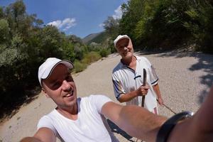 papa et fils prenant des photos de selfie