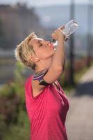 femme buvant de l'eau après avoir fait du jogging photo