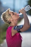 femme buvant de l'eau après avoir fait du jogging photo