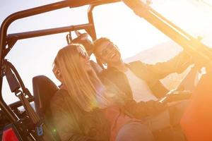 Jeune couple au volant d'une voiture buggy hors route photo