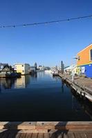 pris sur un quai de maisons flottantes colorées. photo