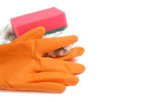gants de nettoyage humides, éponge et chiffon sur fond blanc. utilitaires de nettoyage et de nettoyage des locaux. photo