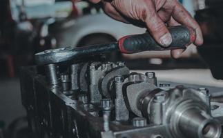 le mécanicien vérifie le moteur. photo