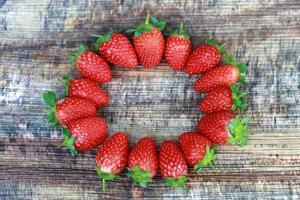 fraise fraîche se bouchent sur fond en bois. photo